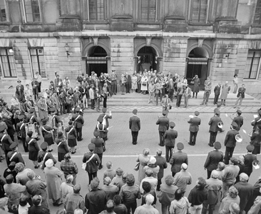 883549 Afbeelding van de Utrechtse politiekapel tijdens een uitvoering voor het Stadhuis op de Stadhuisbrug na de ...